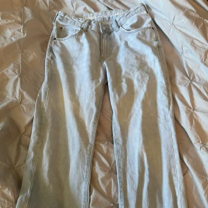 Low straight jesns - Köptes senaste hösten, lite slitna längst ner men inget som syns. Midjemått 34, innerben 71.