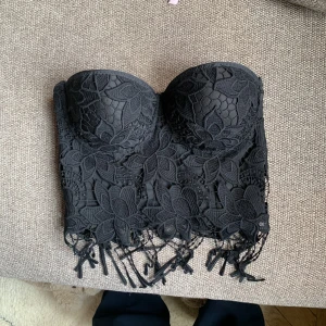 Korsett - Superfin korsett topp, vet ej varifrån (köpt secondhand) men strl M ungefär! Bra skick!