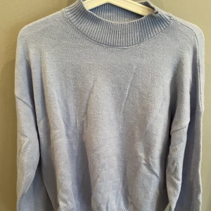 Stickad tröja  - Snygg blå stickad tröja. Lappen är inte kvar därav vet jag inte storlek men skulle säga mellan S-M