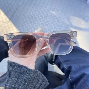 Chimi glasögon - Jättefina och supertrendiga solglasögon från chimi modell 04ecru🤎