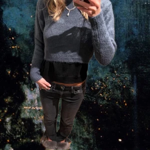 Flared Slits Jeans - Sååå snygga jeans med slits där fram, väldigt stretchy och skulle passa allt från 34-40 i storlek, jag är 176 och när oftast s/36