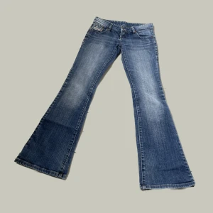 Flare low waist jans - Använt skick🖤  Midja omkrets 72cm Innerbenslängd 75cm