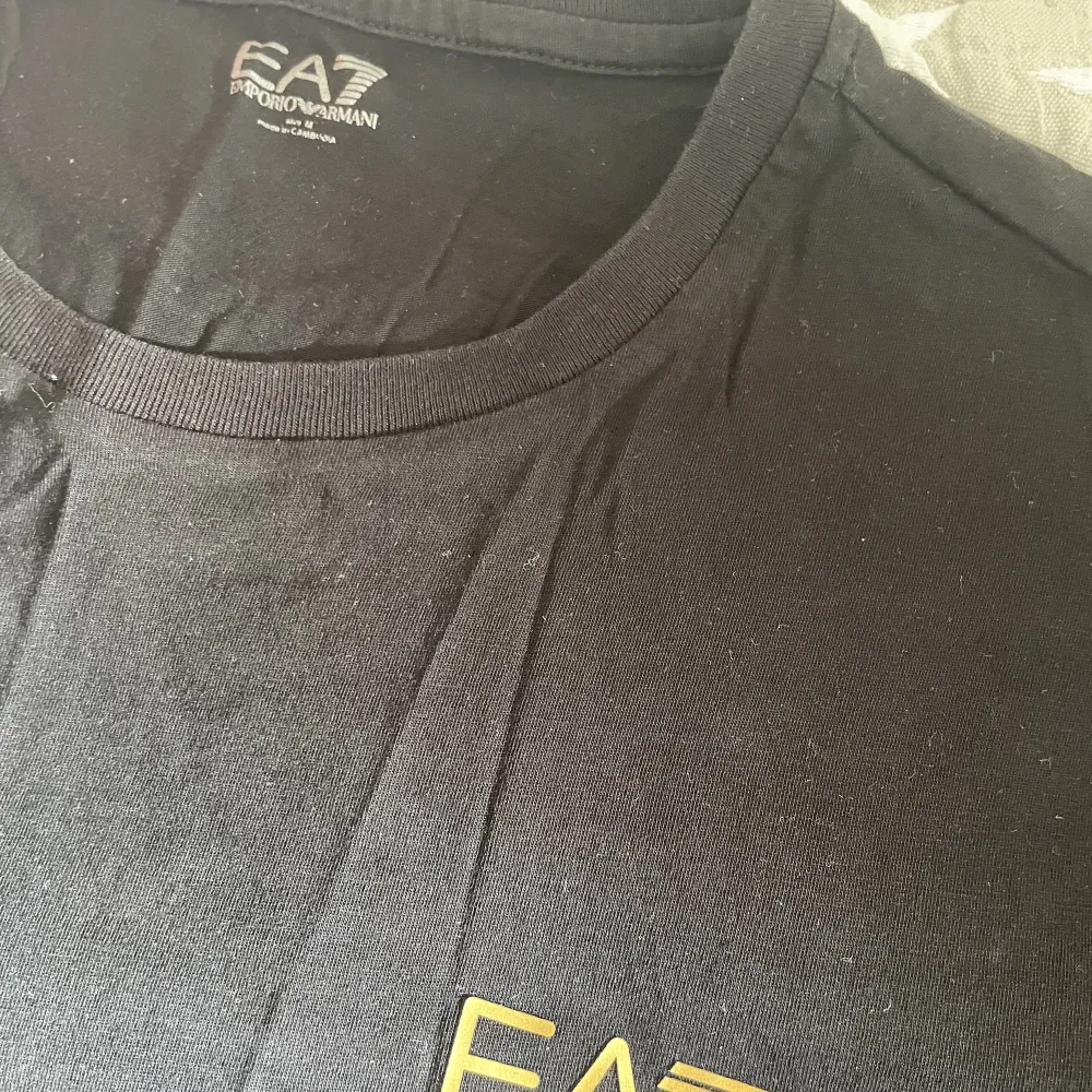 Enkel och stilren EA7 tröja. Skrynklig pga garderob. Skicka 9/10. Storlek M. T-shirts.
