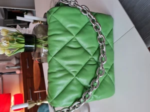 Stand Studio Brynnie  - Använd 1 gång i vårens gröna färg.  Lammläder med silverkedja och läderrem. Bra storlek och kan också användas som en clutch