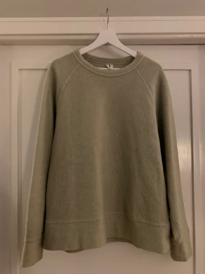Sweatshirt frotté Arket  - Ljusgrön färg med frotté på utsidan. Använd typ 5 gånger. 