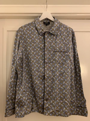 APC skjorta - Bomull och viskosblandning, har tyvärr tappat en knapp. Annars fin kvalitet. Storlek passar mer som S än M. 