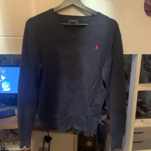 Polo tröja - Den är liten i storleken så det är typ S och inte XL