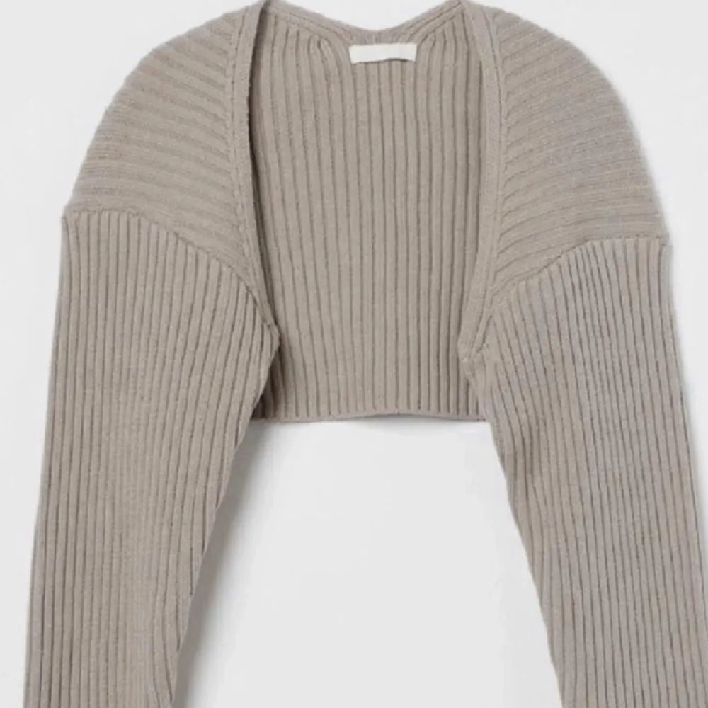 Intressekontroll på denna tröja från HM 🖤🖤 den är ribbad och är i en grålila färg skulle jag säga, den är använd fåtal gånger🖤🖤. Tröjor & Koftor.