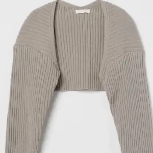 Intressekontroll på denna tröja från HM 🖤🖤 den är ribbad och är i en grålila färg skulle jag säga, den är använd fåtal gånger🖤🖤