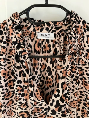 Klänning Day Birger et Mikkelsen  - Underbar klänning i leoprint från Day Birger et Mikkelsen  - Satt ett extra stygn vid urringning, se bild. Annars inget att anmärka på i skicket. Stängs med dragkedja i sidan.  - Storlek 36  