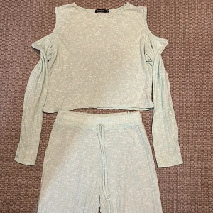 Oanvänd set  - Oanvänd set. Stretch! Båda för 159kr. Detaljer vid axlarna. 