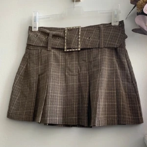 Veckad kjol - En veckad kjol med rutigt mönster och ett tillhörande skärp som är så fint, som tyvärr var lite stor på mig. Har 3 för 2 på allt på min plick så gå gärna in o kika där☺️