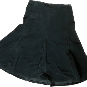 Midi kjol - En så cool skogsgrön midikjol, lite utsvängd vid knäna, i manchestertyg. Köpt secondhand, strl S🌲 Säljes då den tyvärr inte kommer till användning längre. Köparen står för frakten, kan även mötas upp i Stockholm🌲