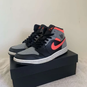 Jordan 1 Mid  - Skriv för frågor, pris kan diskuteras😊