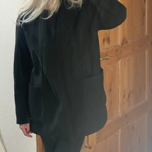 Vårjacka  - Säljer denna väldigt fina jacka/kappa ifrån Zara. Väldigt bra skick, trotts att den är använd flitigt. Passar så bra om man är ute efter en kappa fast lite kortare. Skriv vid intresse och köparen står för frakten 💕