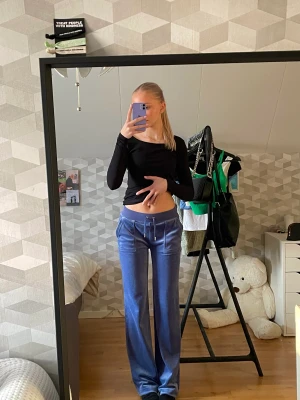 Juicy couture byxor - Säljer mina Juicy Couture byxor i färgen grey/blue då dom inte kommer till användning längre💕 Byxorna har inga defekter eller skador och är i väldigt bra skick💕💕 Det är bara att skriva om ni har några frågor  Buda ENDAST om ni har pengarna!