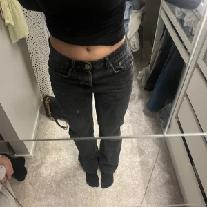 Zara jeans  - De populära mid waist jeansen från zara. De är i en storlek 36 men passar även 38 eller 34. De är aldrig använda och är därför i ett väldigt bra skick.🥰