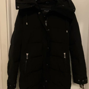 Hollies subway  - Vinterjacka med riktig päls som är använd ett fåtal gånger då den är för liten för mig.  Nyskick