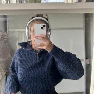 Stickad tröja - Från Gina. Jätte fin💙Marinblå. Har två därför gör jag mig av med en.