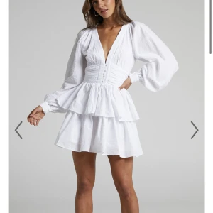 Student klänning - Fiiiinaste klänningen som jag köpte inför studenten men Tyvär inte passa🥲 köpt för 60€ + tull. Slutsåld i denhär storleken!!!