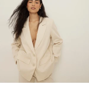 Beige blazer  - Jättefin ljusbeige blazer i linneblandning. Från NA-KD å aldrig använd så i jättefint skick 💗 Nypris 799 kr 