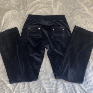 Juicy couture byxor - Juicy couture byxor i färgen night sky! Väl använda, därav priset. Inga defekter, dock är färgen lite urtvättad❣️säljer tjocktröjan i en annan annons💋Nypris: 1000kr