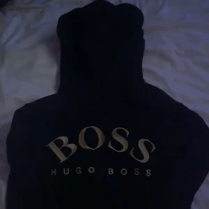 Hugo boss hoddie - Storlek xs   Cond 10/10 Nypris 1599 Kan fraktas men köparen står för frakten  Hör gärna av er om frågor  Svarar snabbt