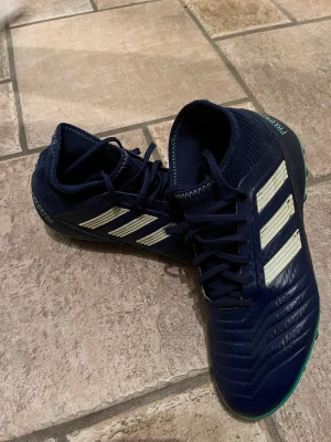 Adidas fotbollskor Predator - Adidas fotbollskor i strl 39 1/3