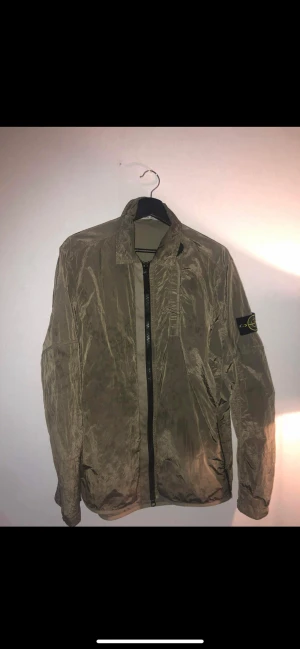 Stone Island Bomber Jacket.  - Skick 7/10. Använd en del under våren 2021 men ändå bra kvalitet och en bra bomber-jacka.  Pris går att diskutera. 