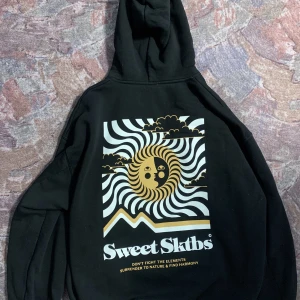Sweet Sktbs Sun Hoodie - En snygg Sweet Sktbs hoodie i riktigt fint skick, inga skavanker eller liknande.