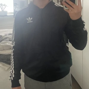 Adidas tröja  - Adidas tröja med dragkedja utan luva i storlek S 