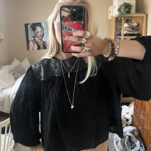 Skinn tröja  - As cool tröja från zara med skinn detaljer🔥Står storlek xl men jag är xs/s