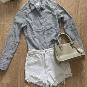 Jeans shorts Zara - Fina jeans shorts, Zara, strl 34. Tyvärr så har den inte kommit till så stor användning för mig och hoppas att den får en ny ägare. Se mina övriga annonser ❤️