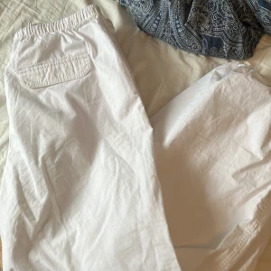 Skitsnygga parachute pants - Ett par as kattiga parachute pants från hm, tyvärr är dem för tajta för mig i midjan men annars är dem felfria! Använda en gng i strlk XS💞 köpta för 250kr ( priset kan diskuteras)
