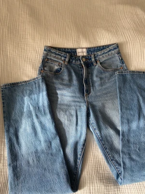 Abrand Jeans  - Sjukt snygga jeans i fin jenas blå. Använda ett antal gånger men inget som märks av. Storlek 26 och lägger sig över skorna för mig som är 172. Köpta för 999 kr, priset kan diskuteras.  För mer bilder och info skriv privat. 💙