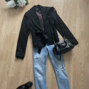 Kavaj Eve - Fin kavaj, Eve, XS. Tyvärr så har den inte kommit till så stor användning för mig och hoppas att den får en ny ägare. Se mina övriga aktioner! ❤️