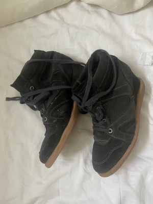 Pavement  - Svarta/gråa pavement boots. Storlek 41