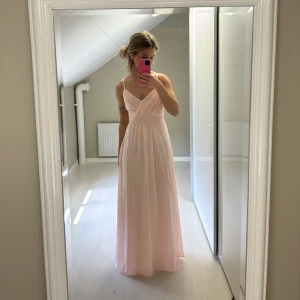 Balklänning - Superfin ljusrosa balklänning💗knytning i ryggen och finns dragkedja i sidan🥰 köpt på bubbelroom men märket är ”Chiara forthi Milano”. Den är använd en gång och är i jättebra skick!! För lång för mig som är 160,  passar någon som är 165-170cm💗