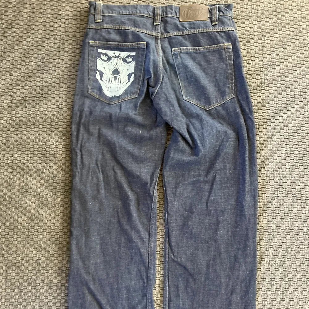 Baggy jeans med en dödskalle tryck där bak, knappt använda. Säljar pga av ej använder dom. Köparen står för frakt 🤙. Jeans & Byxor.