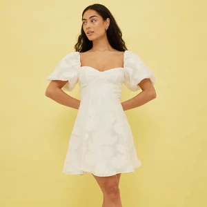 Studentklänning - Superfin klänning, perfekt till studenten! Aldrig använd. Storlek 34. Hör av dig för fler bilder🥰eventuell frakt tillkommer📦