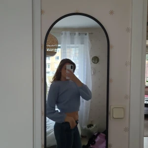 Stickad blå  - Värdens mysigaste stickade tröja, secound hand fynd har använt den flera gånger. Super sött med klänning och byxor.