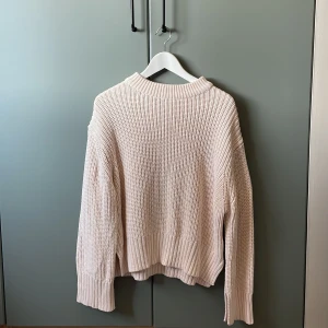 Stickad tröja - Sjukt snygg stickad tröja från Gina. Har slits på ärmana samt nere vid tröjan. Använd fåtal gånger. I nyskick. Typ vit/beige färg 