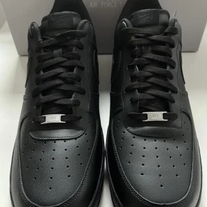 Air force 1 - Svarta air force i nästan oanvänd kondition, kom dm för fler bilder