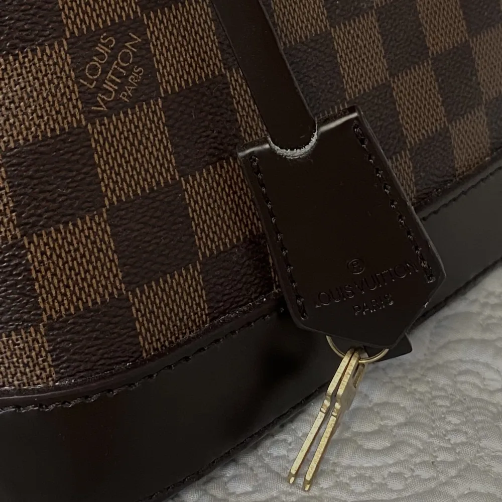 Säljer min Louis Vuitton väska. Det är en väldigt fin kopia med alla detaljer🤎 (skriv för mer bilder) . Väskor.