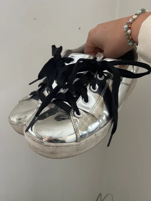 Silver skor - Silverskor i storlek 39💥