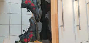 Dr martens  - Dr Martens dam känga köpt i september förra året,använda nån gång då skorna inte passade mina fötter.  Kvitto finns
