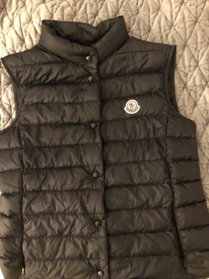Liane väst Monclear - Säljer min monclear väst Liane. Använd ca 4ggr så jättebra skick. Äkta med qr koden på etiketten.  Nypris 6500kr.  Storlek 3, svart.