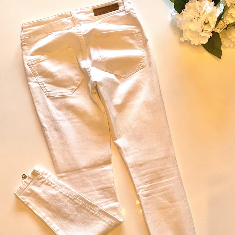Väldigt fin jeans från Hunkydory, strl 26, liten i storlek. Tyvärr så har den inte kommit till så stor användning för mig och hoppas att den hittar en ny ägare. Se gärna mina övriga aktioner! ❤️. Jeans & Byxor.