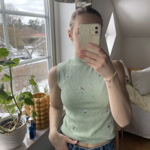 Grönt linne från Zara - Finstickat linne från Zara i grönt med små blommor på. Strl S, nytt nytt nytt!