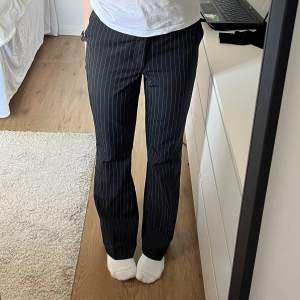 Sviiinsnygga randiga kostymbyxor från bikbok som inte kommer till användning hos mig tyvärr :/ Storlek 40 men lite mindre i storlek, jag på bilden har vanligtvis 36 🤗